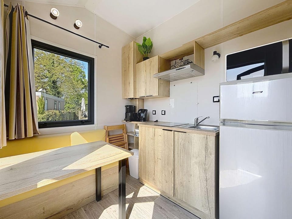 Tiny House bois avec terrasse, piscine, wifi, animaux admis, parking - 200m de la plage - FR-1-361A-88 House in Jullouville