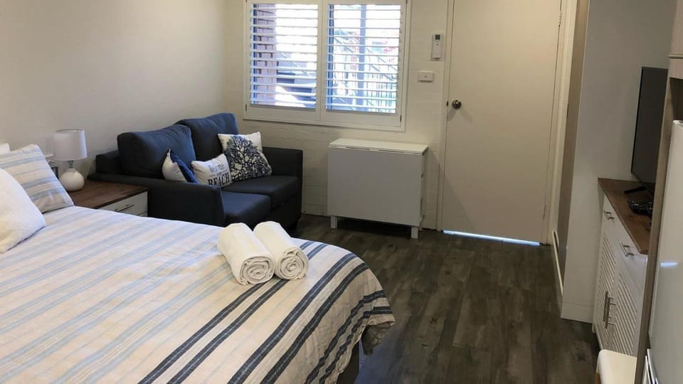 Coasters 22 - steps away from downtown Sawtell Motel in Middle Arm