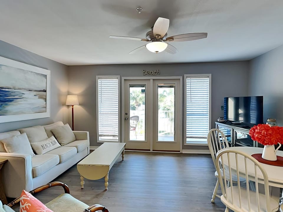 TV and multimedia, Balcony/Terrace, Living room, Seating area, Dining area, furniture