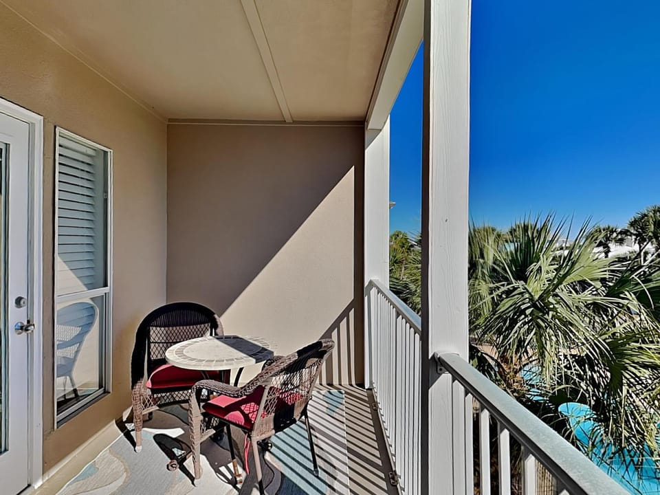 Balcony/Terrace, Seating area, Pool view