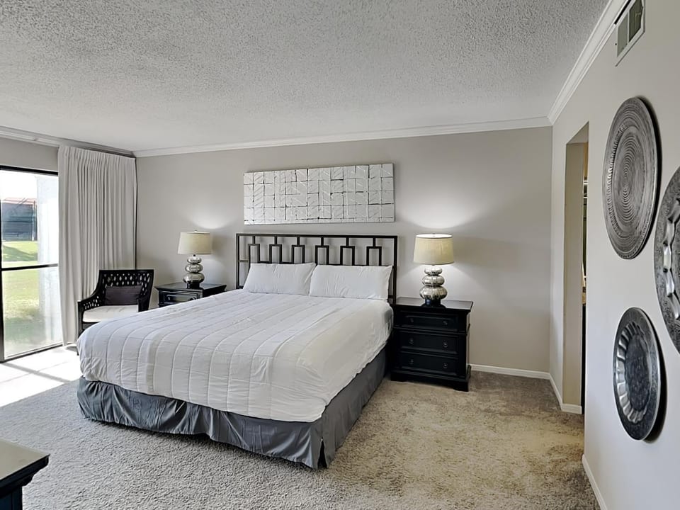Bed, Seating area, Bedroom, furniture