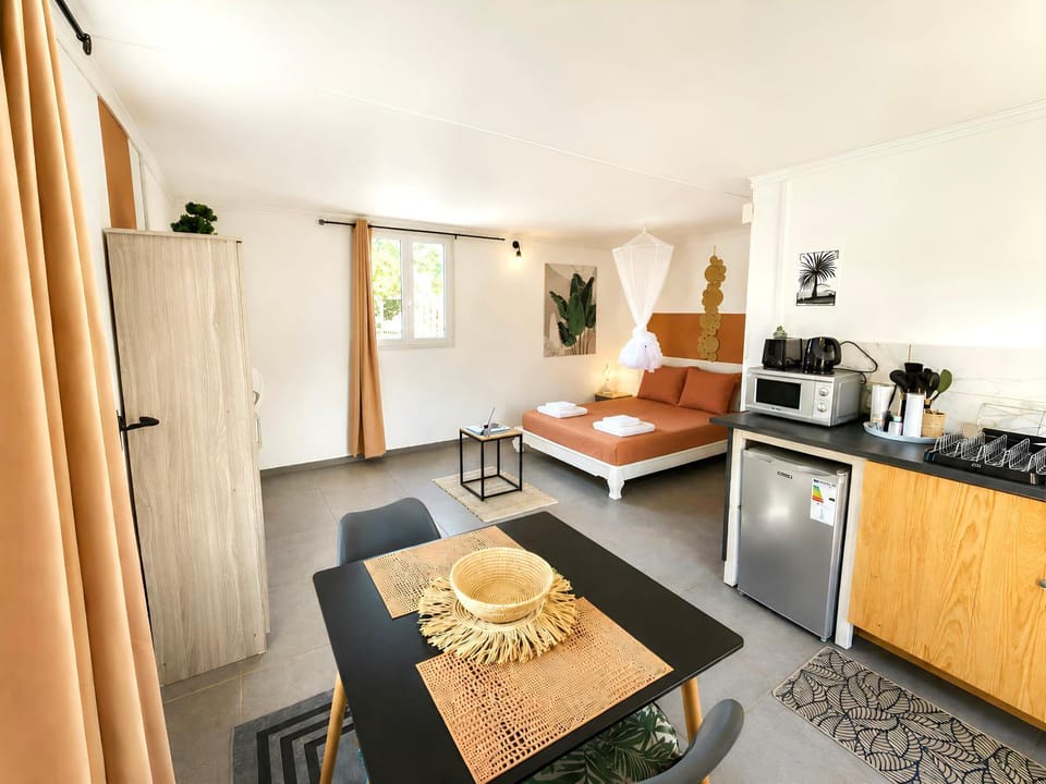 Property building, Bed, microwave
