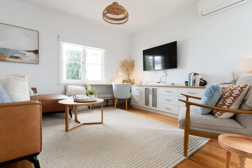 Stylish Escape with Sea Breezes & Comfort House in Bridport