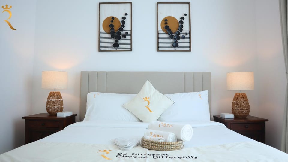 Bed, Photo of the whole room, Decorative detail, Bedroom, towels