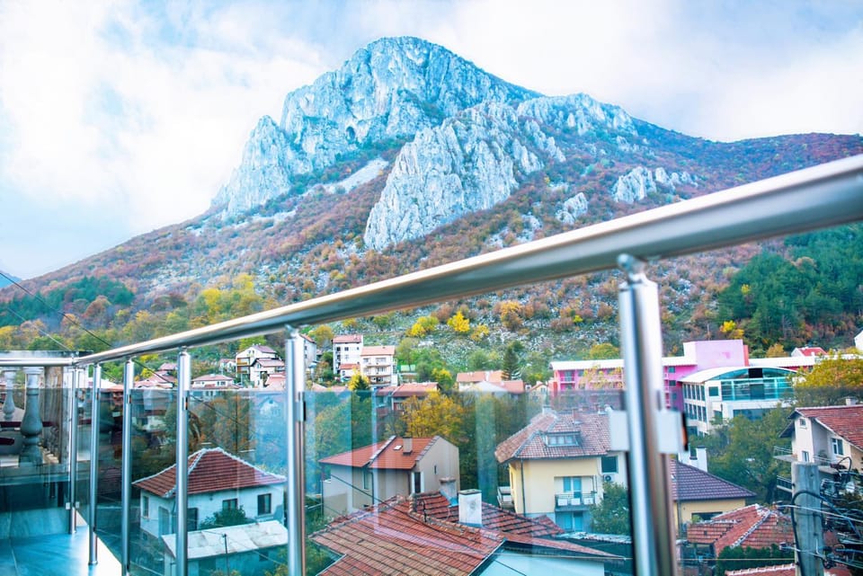 Nearby landmark, Day, Natural landscape, View (from property/room), Balcony/Terrace, Mountain view