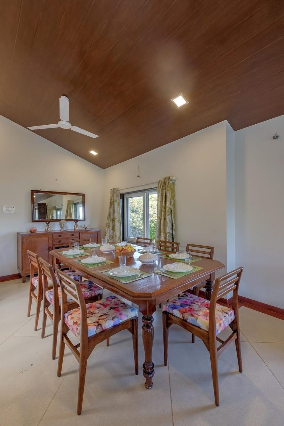 Food and drinks, Seating area, Dining area, Breakfast, Lunch, Dinner