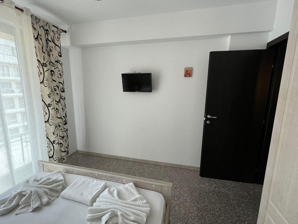 Bed, TV and multimedia, Photo of the whole room, Bedroom, towels, wardrobe