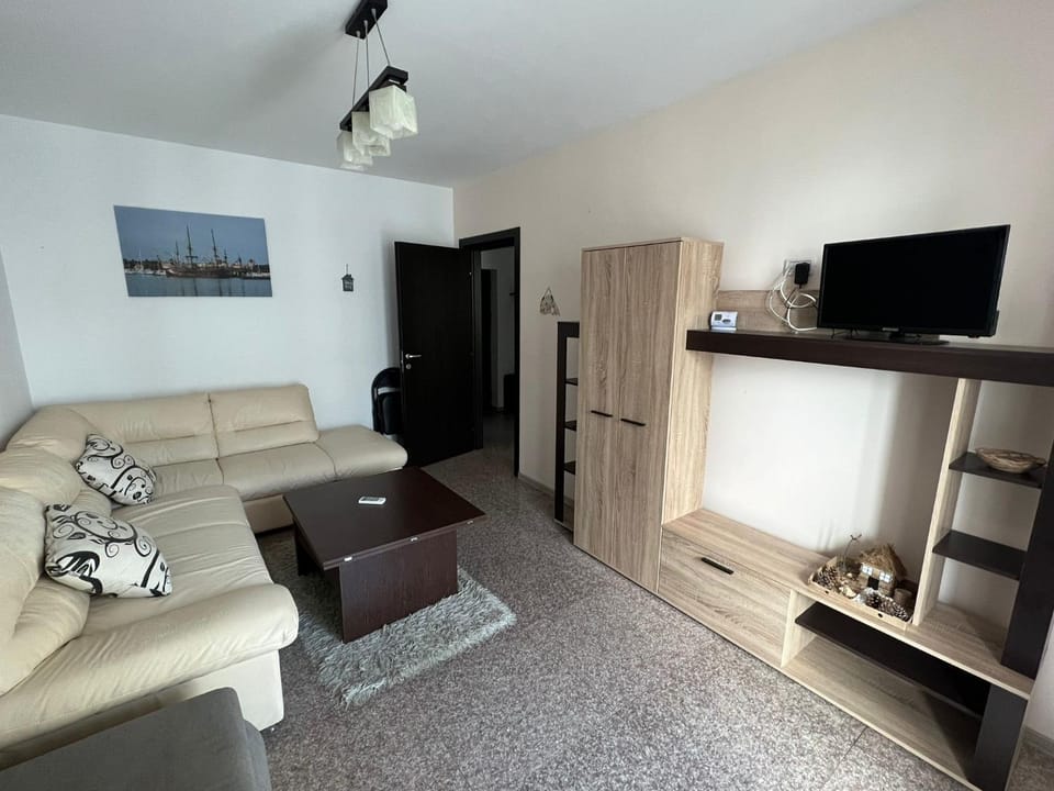 TV and multimedia, Living room, Seating area, Evening entertainment