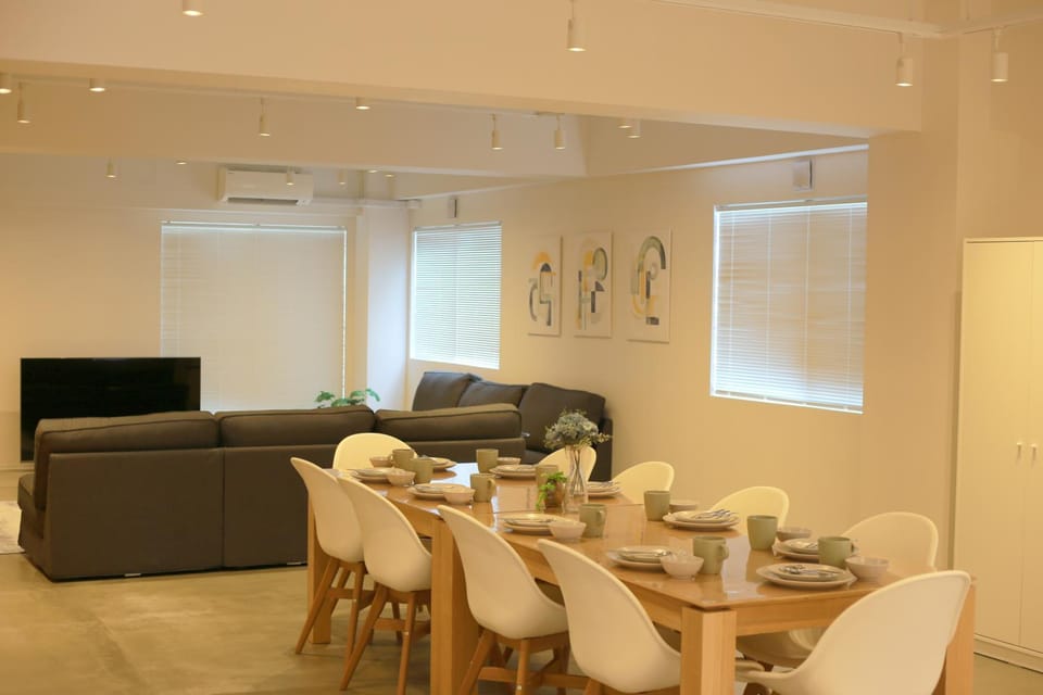 TV and multimedia, Living room, Seating area, Dining area
