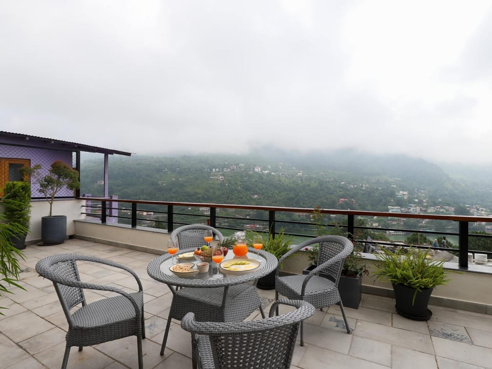 Patio, Natural landscape, View (from property/room), Balcony/Terrace, Living room, Seating area, Dining area, Food, Mountain view, Breakfast