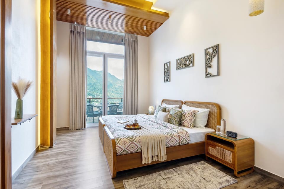 Bed, Living room, Photo of the whole room, Seating area, Bedroom, towels