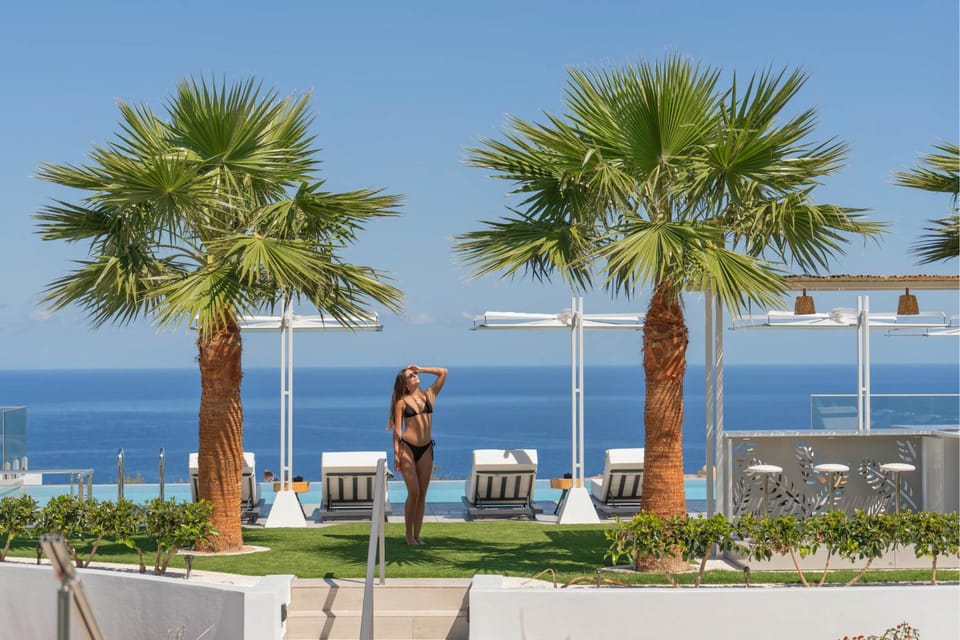 Communal lounge/ TV room, Day, People, Natural landscape, Beach, Sea view, sunbed