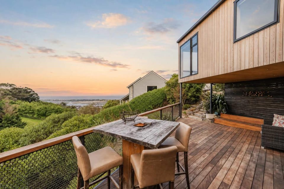 Ocean Views at Rapanui Lodge- 4BR Gem with Parking House in Christchurch