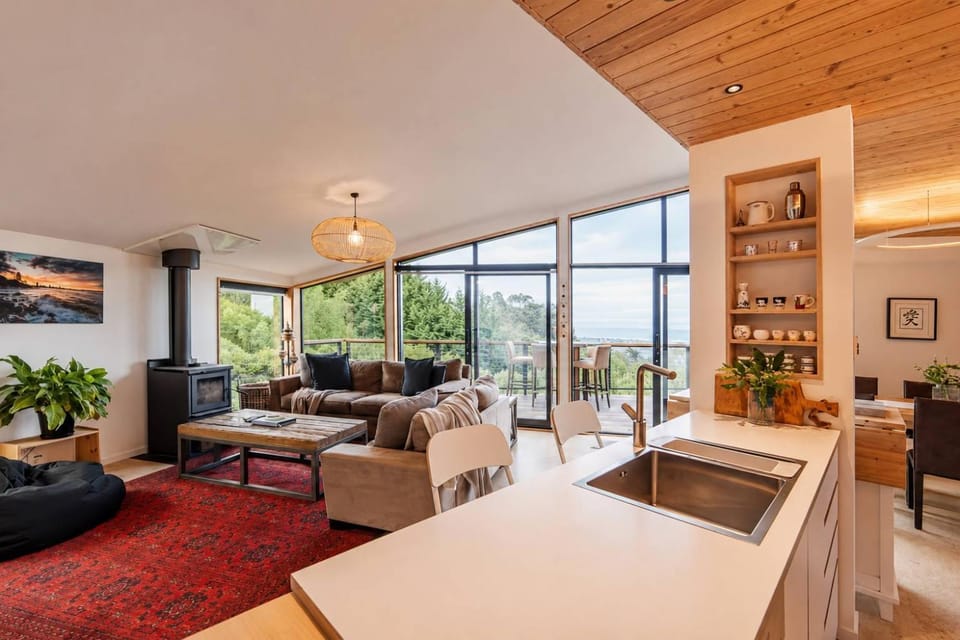Ocean Views at Rapanui Lodge- 4BR Gem with Parking House in Christchurch