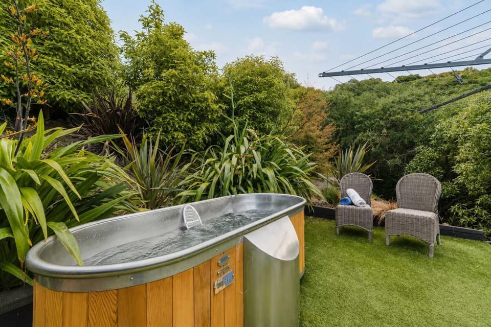 Ocean Views at Rapanui Lodge- 4BR Gem with Parking House in Christchurch