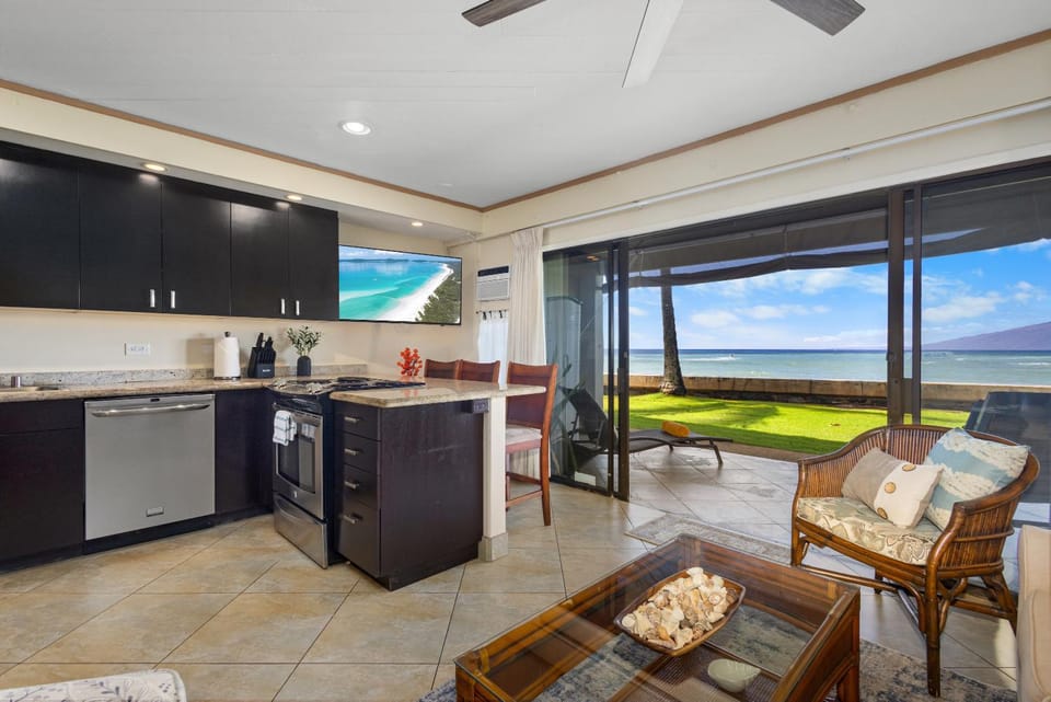 Direct Oceanfront Beach Pohailani Studio - New House in Kahana
