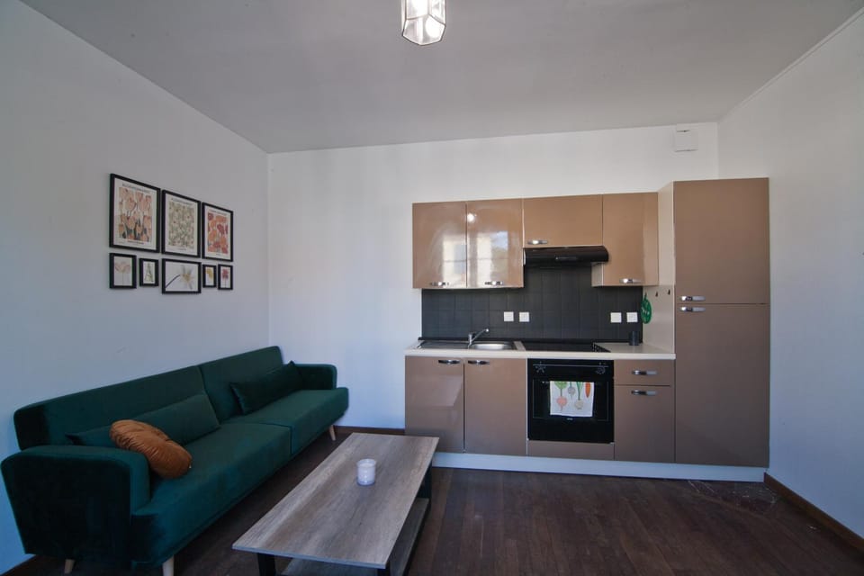 Kitchen or kitchenette, Living room