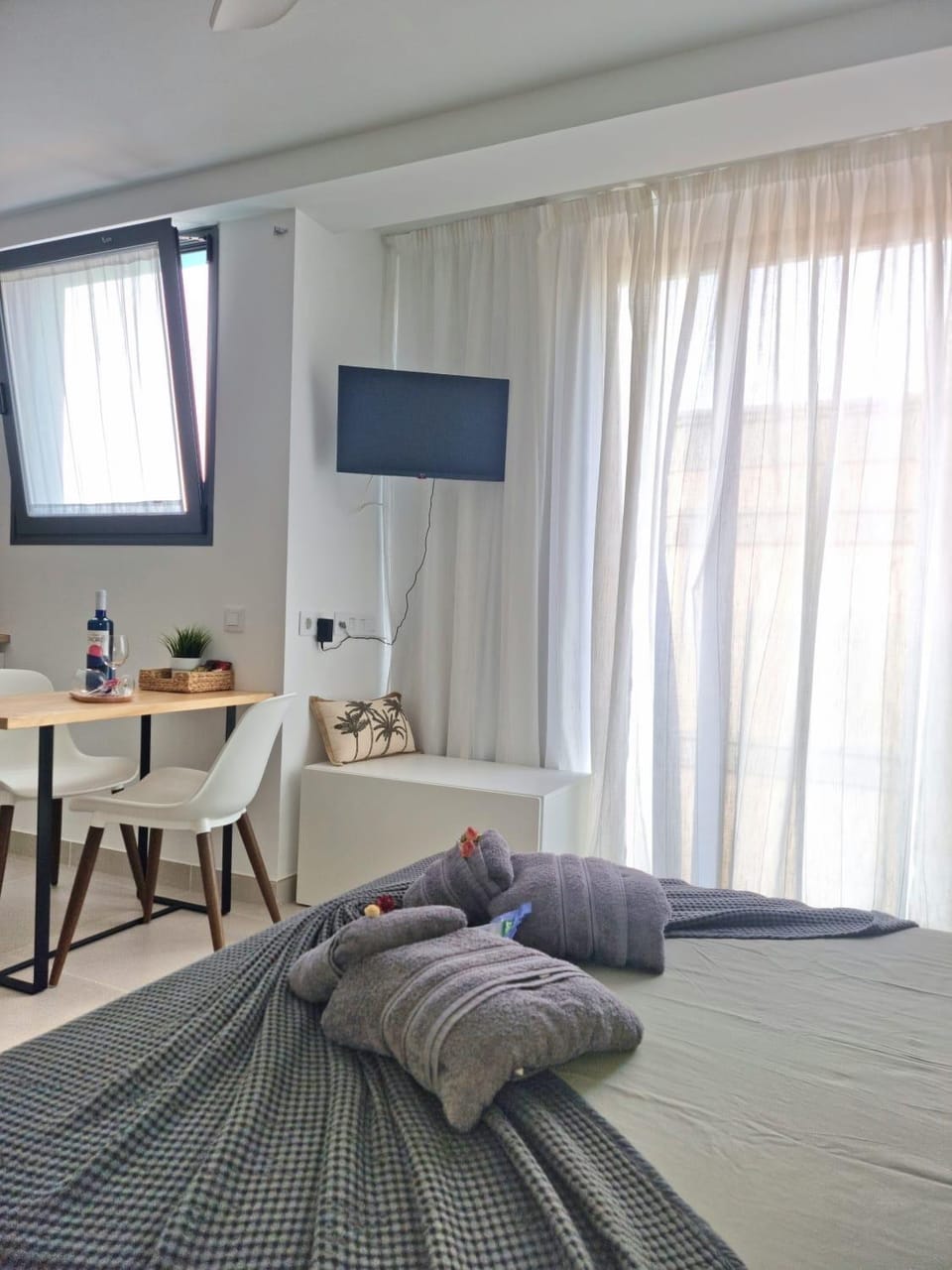 Bed, TV and multimedia, Photo of the whole room, Bedroom