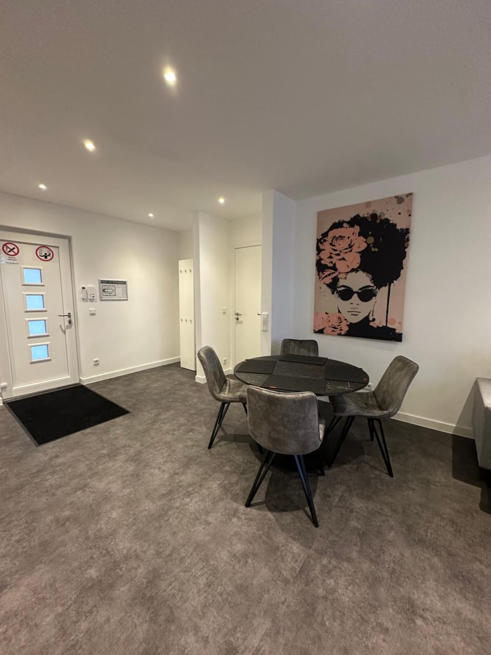 Seating area, Dining area