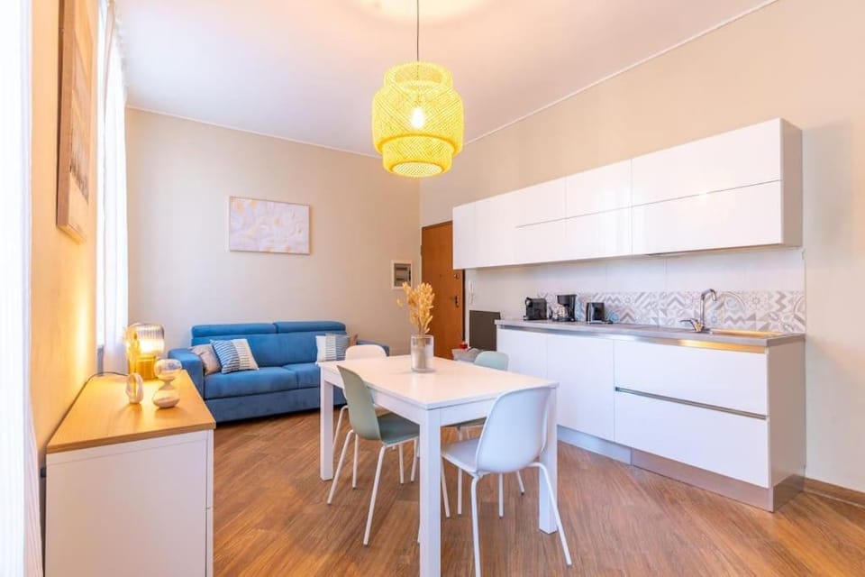 Coffee/tea facilities, Kitchen or kitchenette, Living room, Seating area, stove