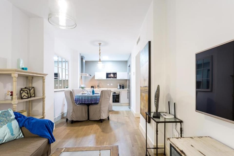 TV and multimedia, Kitchen or kitchenette, Living room, Seating area, Dining area