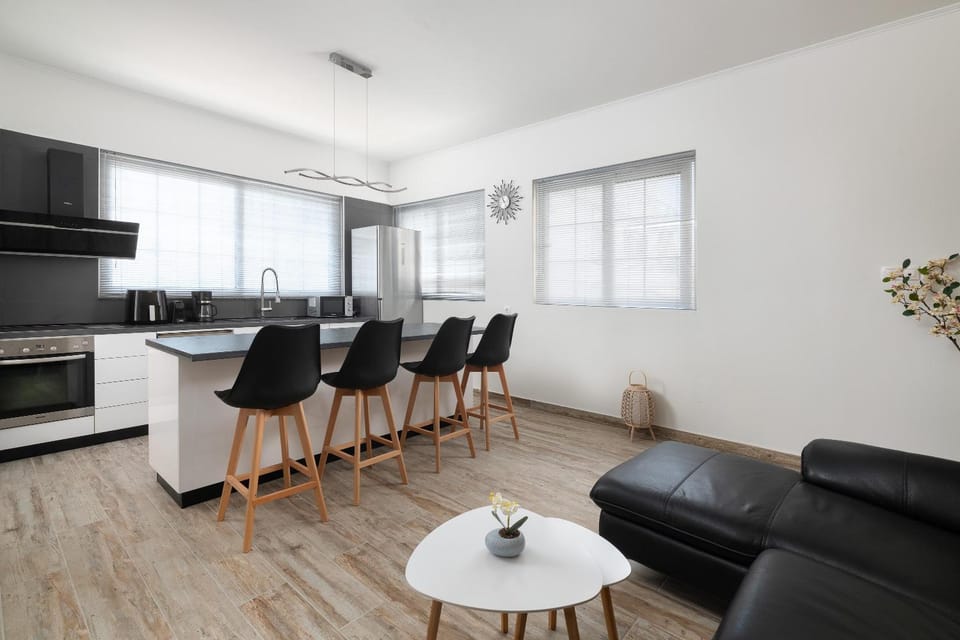 Kitchen or kitchenette, Living room, Seating area, Dining area