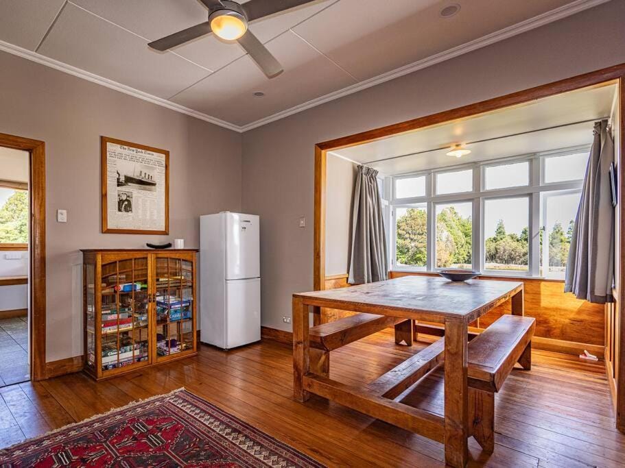 Living room, Seating area, Dining area, fireplace