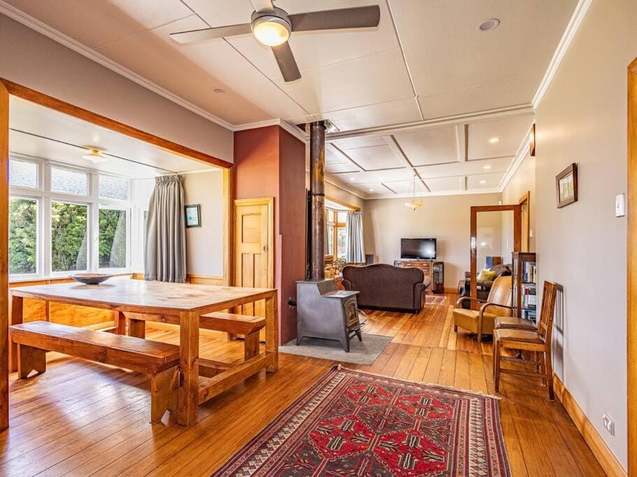 TV and multimedia, Living room, Seating area, Dining area, fireplace