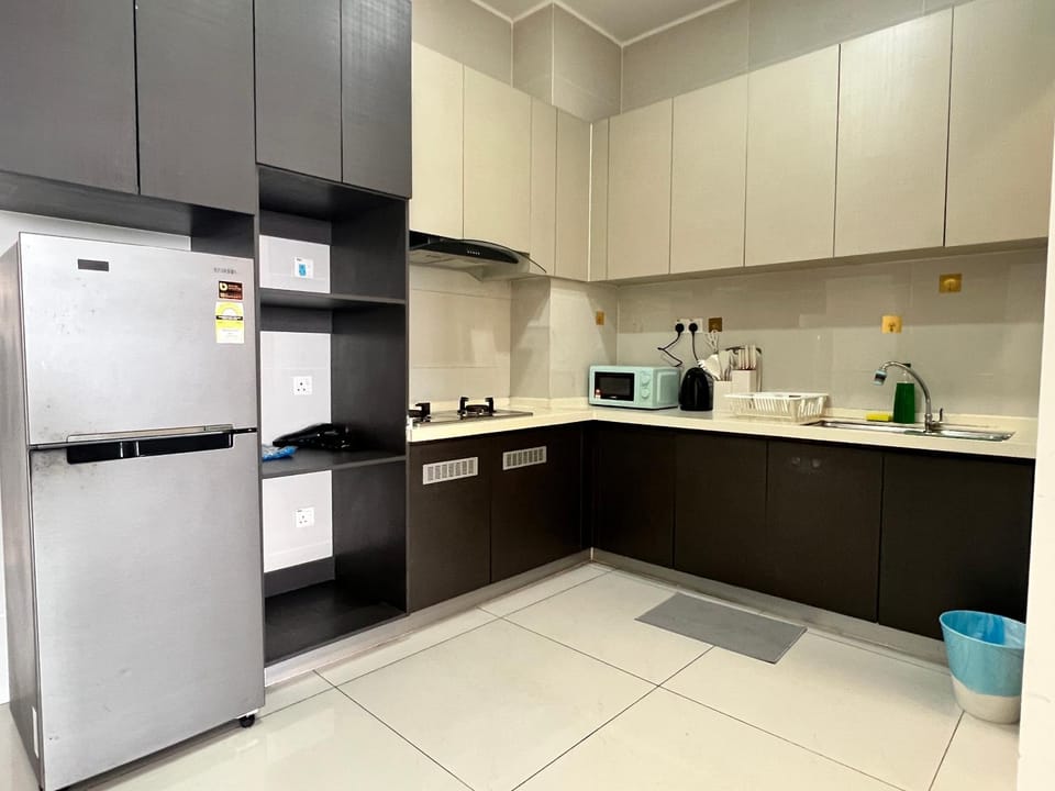 Kitchen or kitchenette, microwave, kitchen