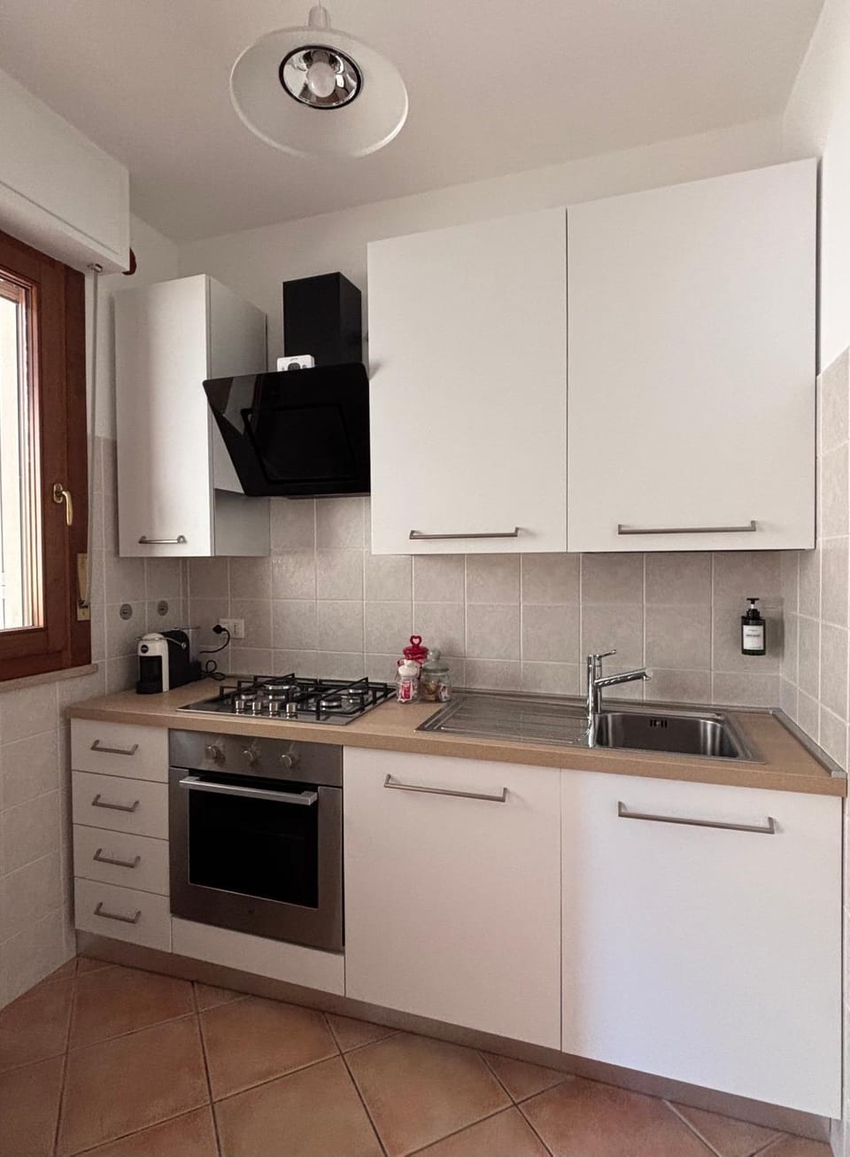 Kitchen or kitchenette, dishwasher, stove