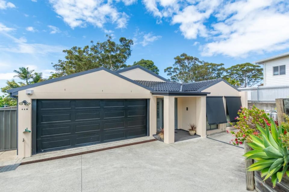 Poolside Oasis by Experience Jervis Bay House in Vincentia