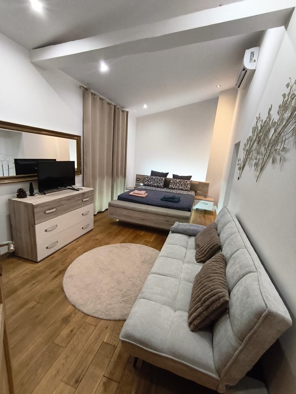 Bed, TV and multimedia, Photo of the whole room, Bedroom