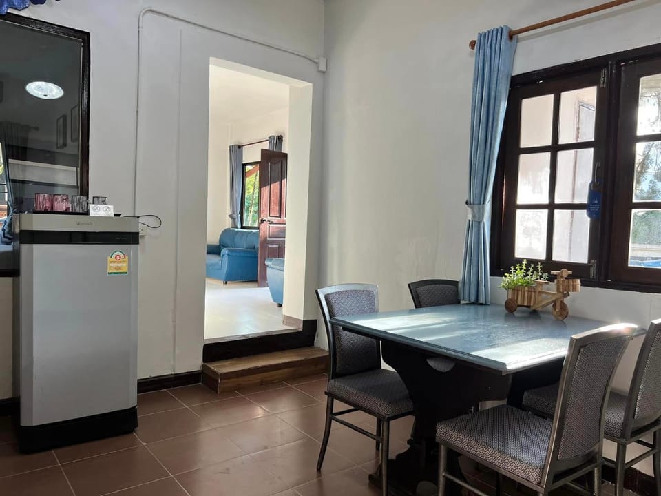 Kitchen or kitchenette, Seating area, Dining area