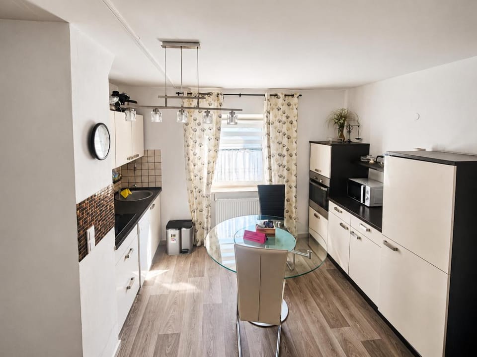 Coffee/tea facilities, Kitchen or kitchenette, Dining area, dishwasher, stove