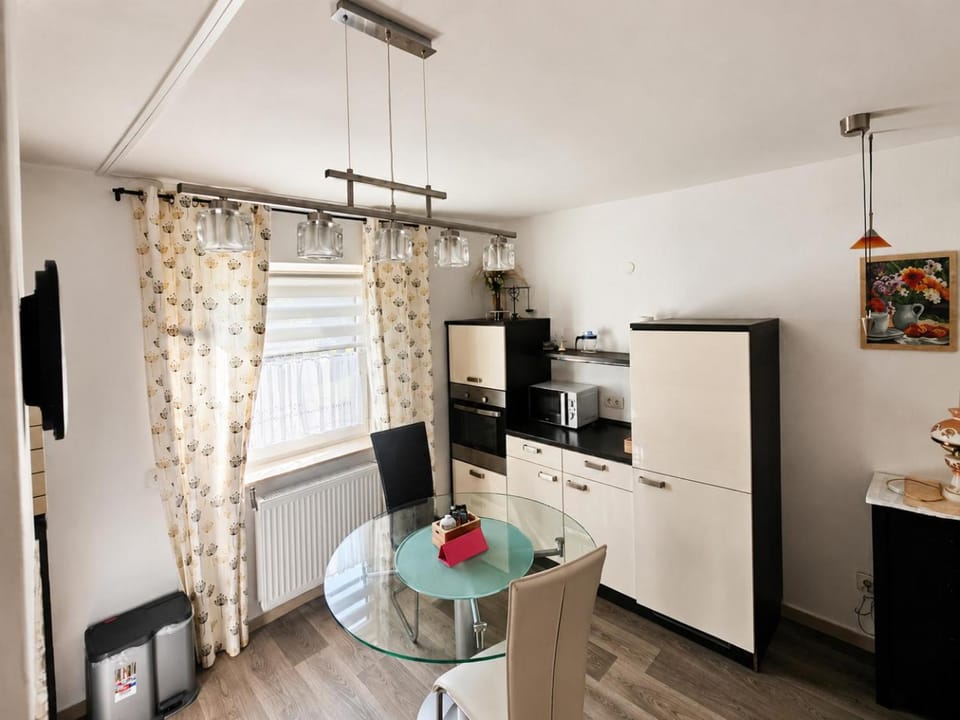 Coffee/tea facilities, Kitchen or kitchenette, Dining area, oven