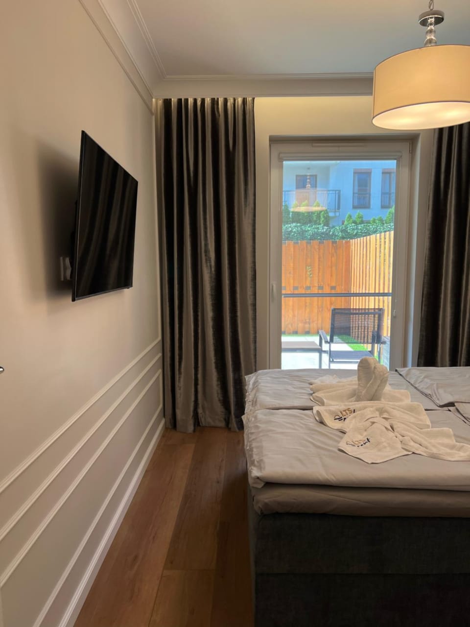 Bed, TV and multimedia, Photo of the whole room, Bedroom, towels
