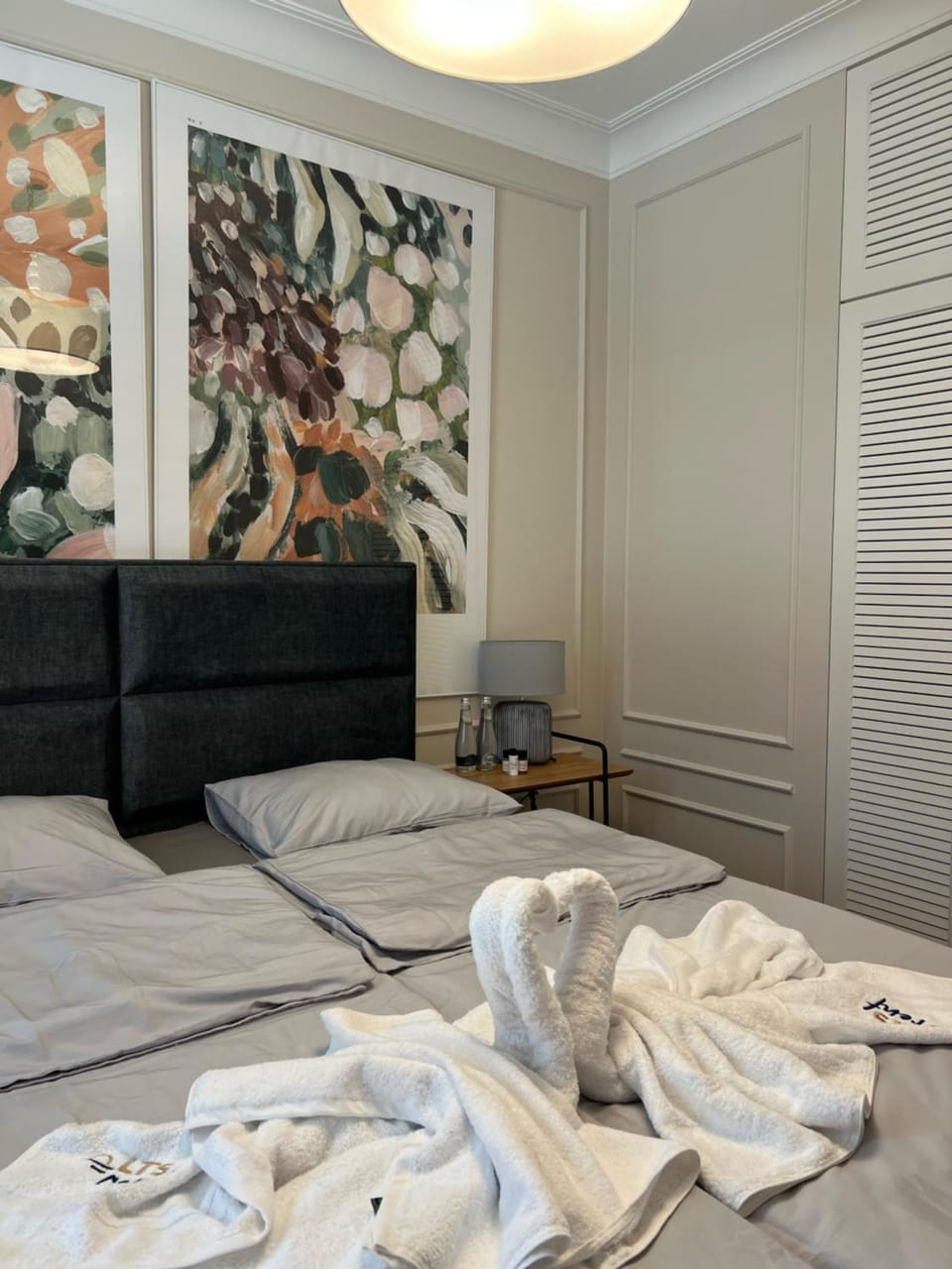 Bed, Photo of the whole room, Bedroom, towels