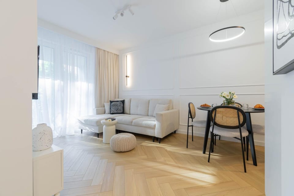 Bed, TV and multimedia, Living room, Photo of the whole room, Seating area, Dining area