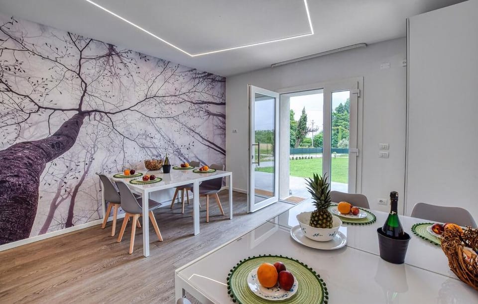 Living room, Food and drinks, Seating area, Dining area, Food, Garden view