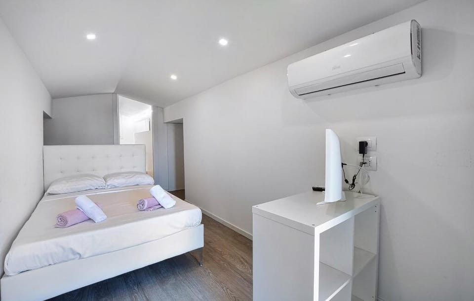 Bed, TV and multimedia, Photo of the whole room, Bedroom, air conditioner