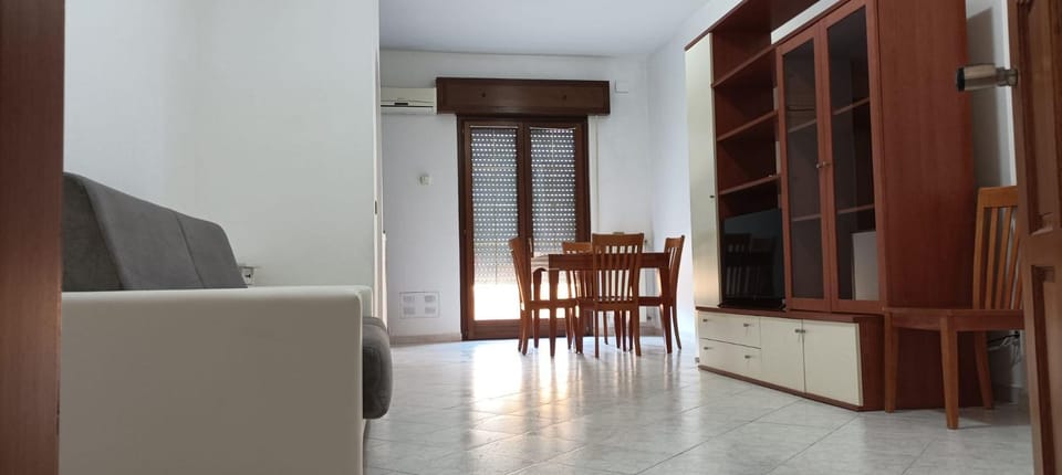 Seating area, Dining area, air conditioner