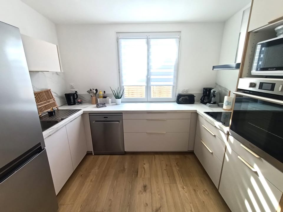 Coffee/tea facilities, dishwasher, microwave, oven, toaster, kitchen