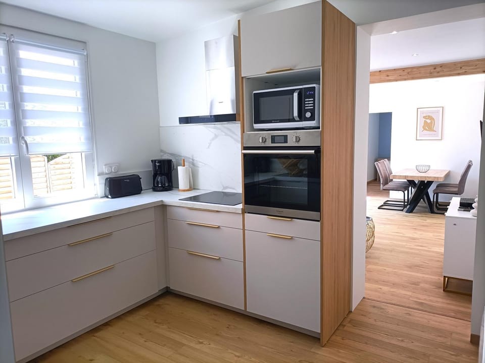 Coffee/tea facilities, dishwasher, microwave, oven, toaster, kitchen