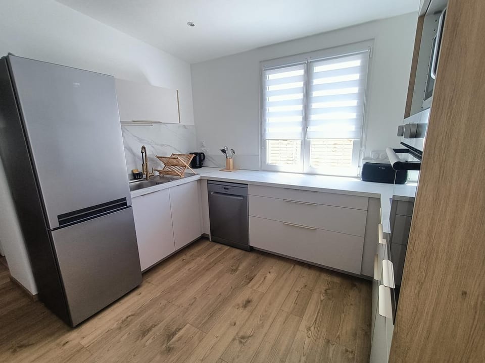 Coffee/tea facilities, dishwasher, oven, stove, toaster, kitchen