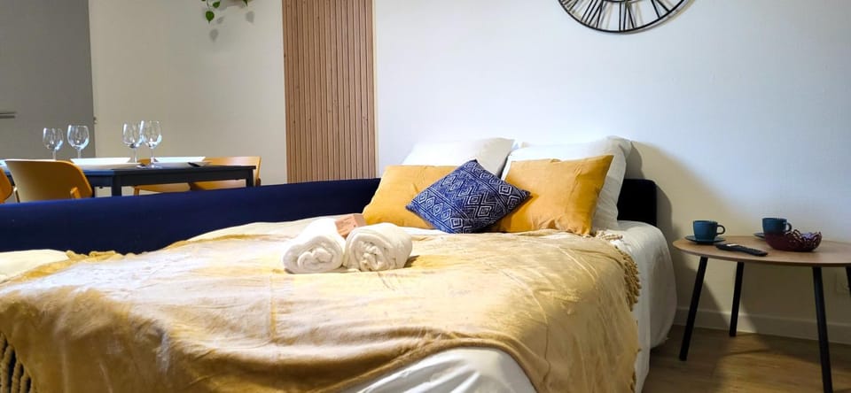Bed, Living room