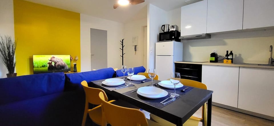 Coffee/tea facilities, Kitchen or kitchenette, Dining area, stove