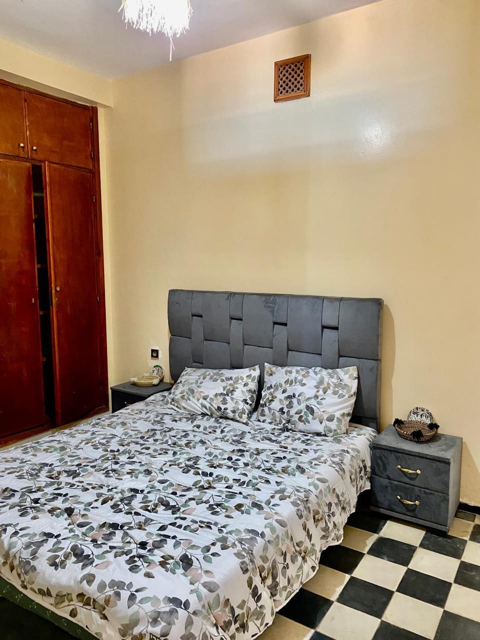 Photo of the whole room, Bedroom
