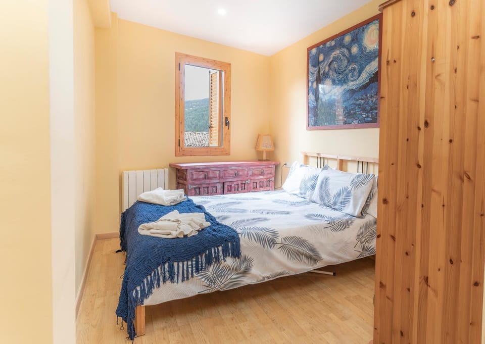 Photo of the whole room, Bedroom, wardrobe
