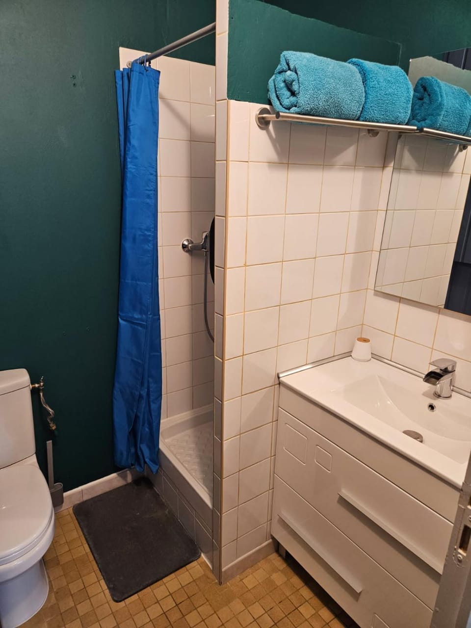 Shower, Toilet, towels