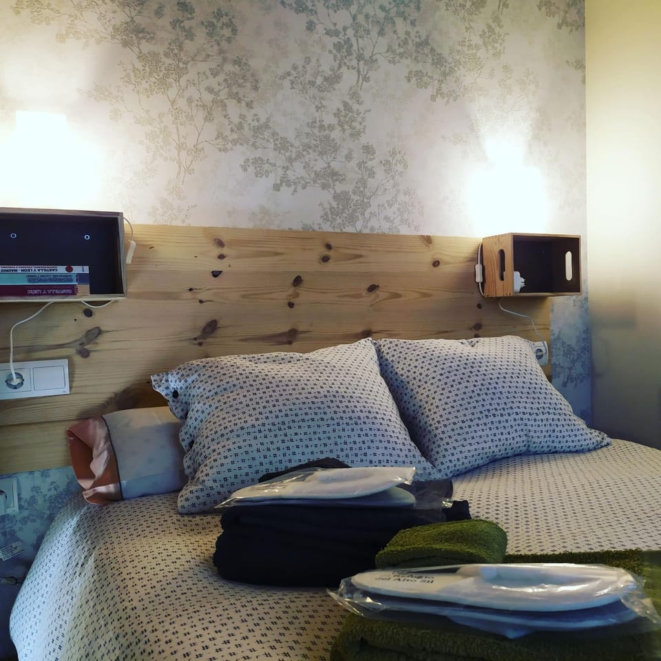 Photo of the whole room, Bedroom, towels